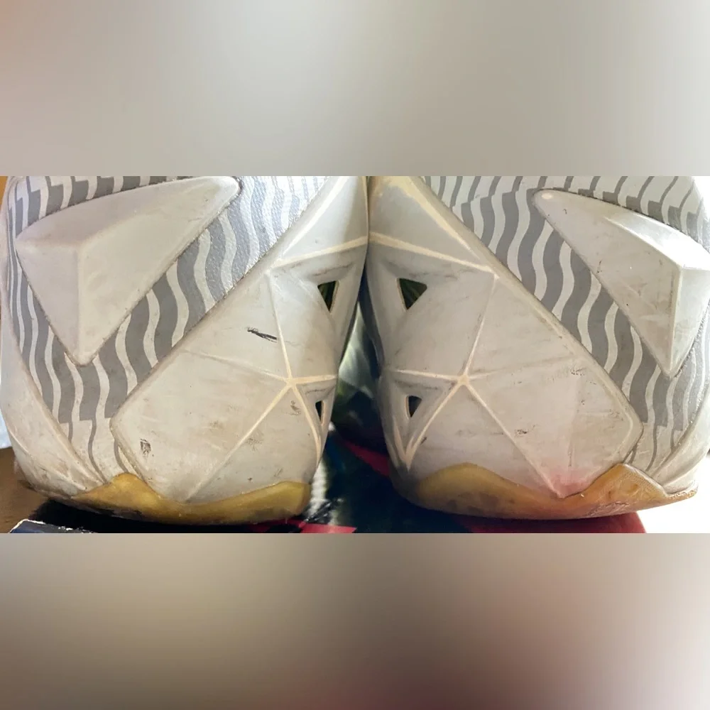 Nike LeBron Maison du LeBron men's 11 wz original box